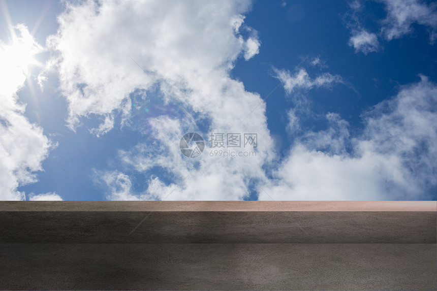 横交云彩的天空蓝色阳光阳台图片