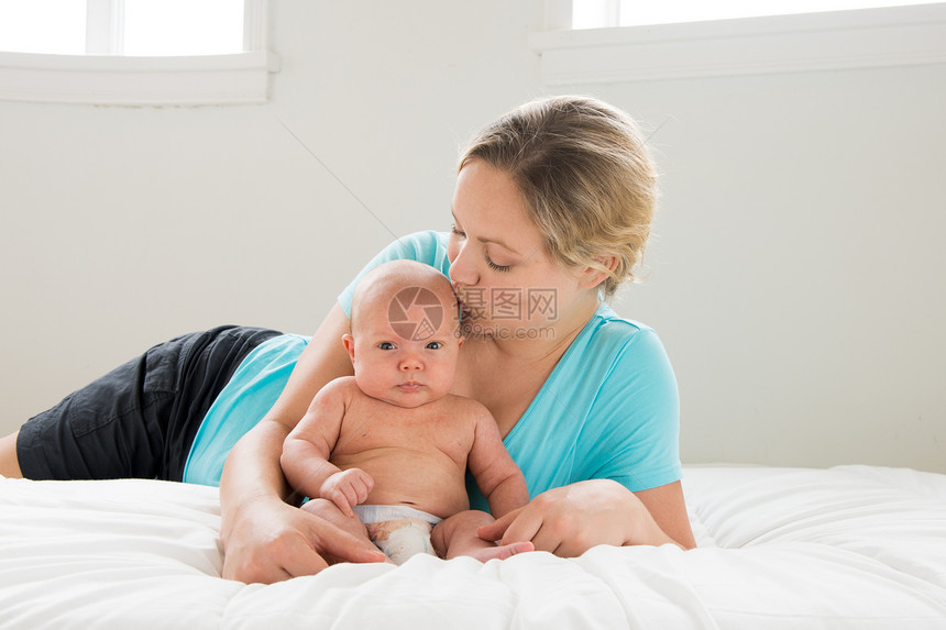 抚养男婴的母亲男生母性喜悦乐趣幸福新生父母孩子妈妈微笑图片