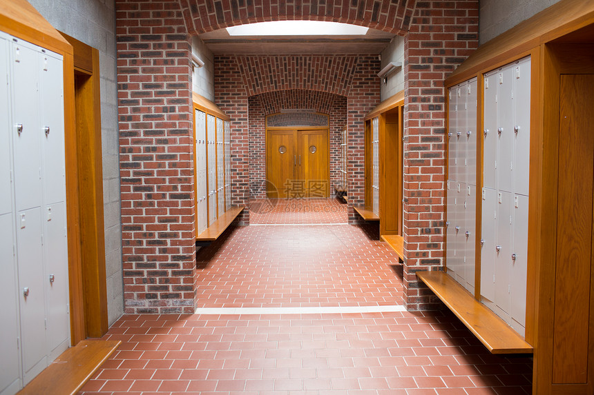 上大学时墙壁有砖瓦地板的柏布走廊图片