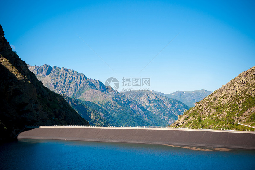 比利牛斯山脉和湖泊的全景孤独地区岩石自由山脉公园地形森林闲暇旅游图片