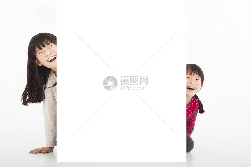 快乐的孩子显示空白的广告牌图片