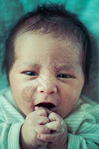 情感 新生儿安睡 婴儿卷发的图片u背景图片