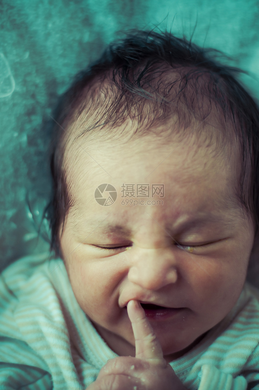 手指 新生儿安睡 婴儿被卷起来的图片图片