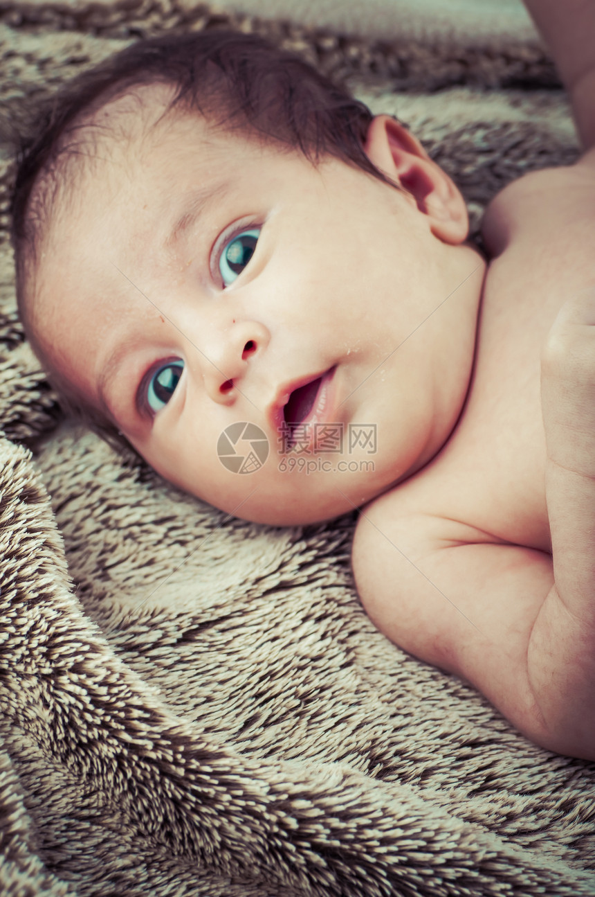 快乐 新生儿安睡 婴儿卷起来的照片 (笑声)图片