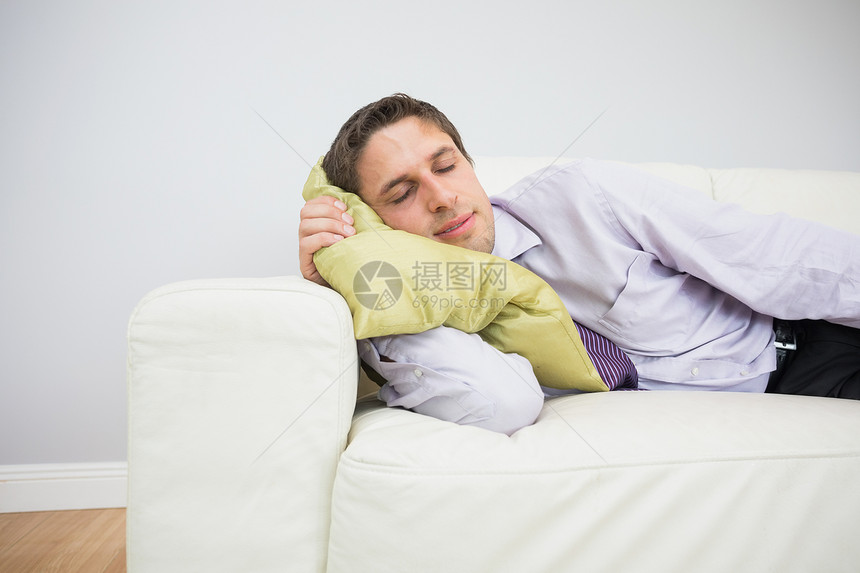 睡在沙发上起居室的疲劳商务人士房子男性午睡软垫眼睛男人管理人员长椅商务人士图片