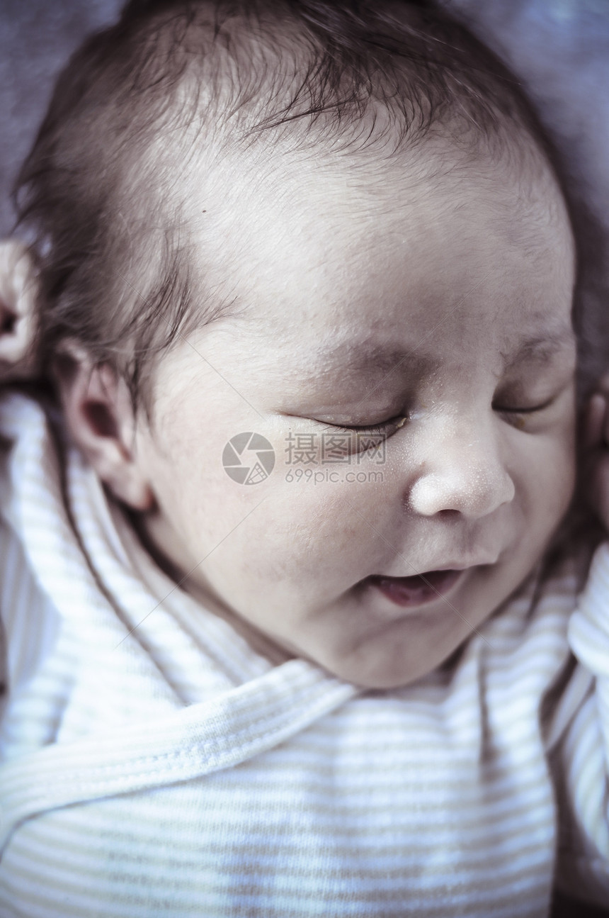 新出生的婴儿 被卷在毯子上睡着手指皮肤身体说谎孩子童年情感生活女儿家庭图片