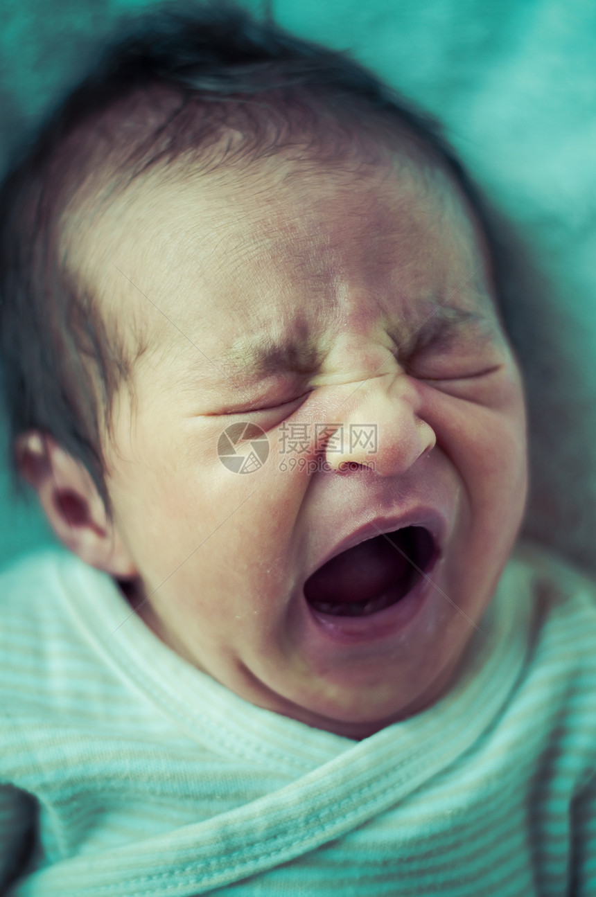 无辜的 新生儿安静地睡觉 婴儿卷曲的照片图片