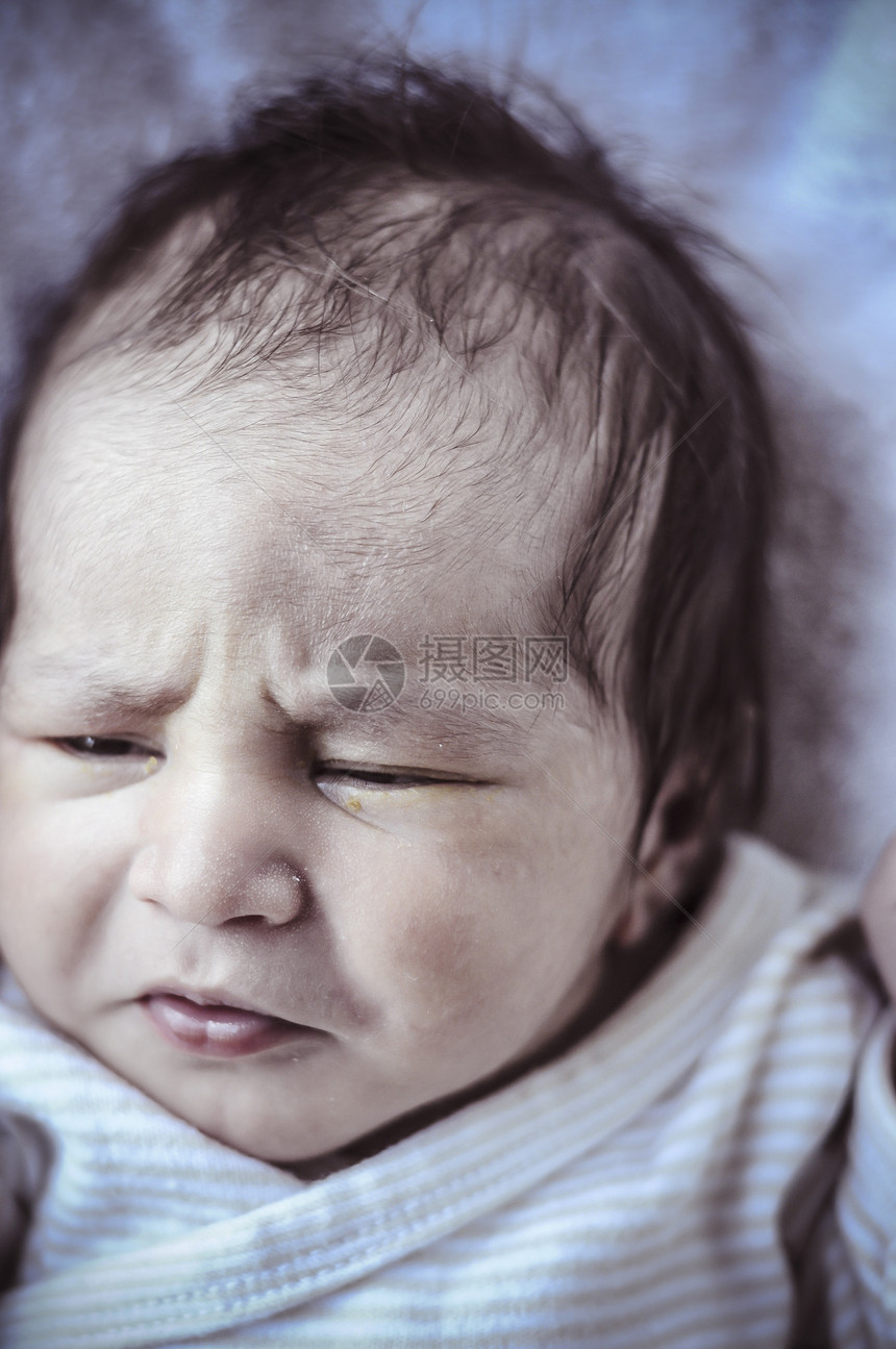 新出生的婴儿 被卷在毯子上睡着女孩新生男生说谎童年身体手指孩子皮肤情感图片