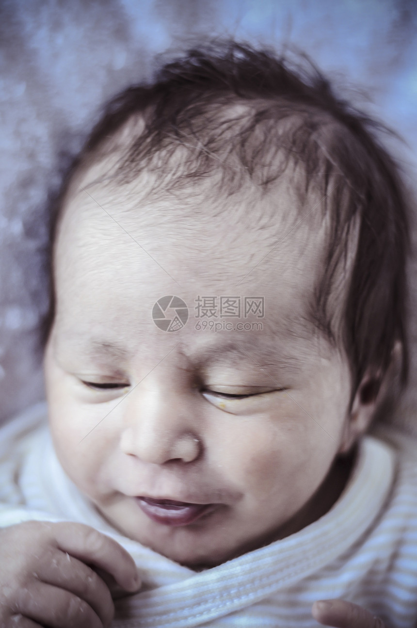 新出生的婴儿卷起来睡在毯子上 多重快感手指家庭身体孩子男生情感童年新生女孩皮肤图片