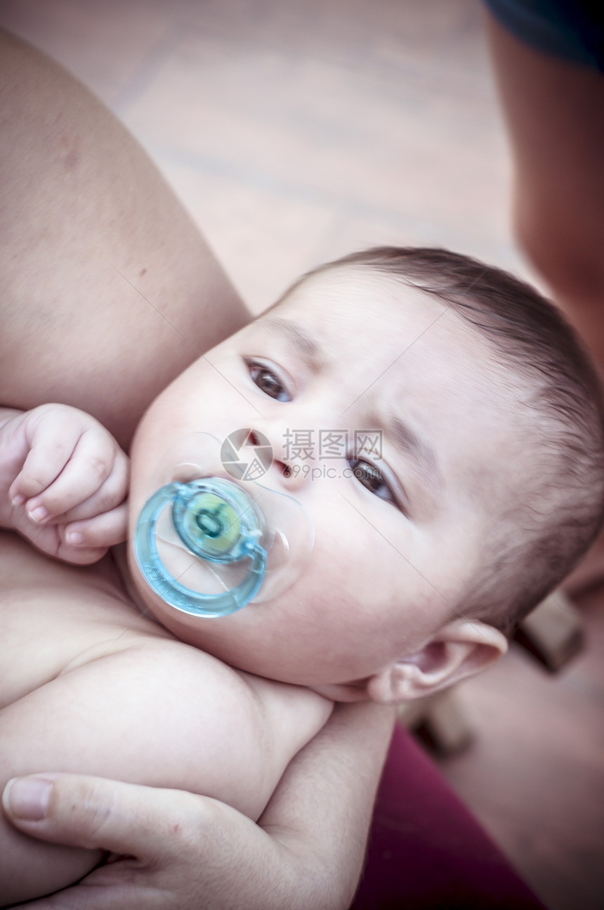 立方体 新出生的婴儿 卷起来睡在毯子上家庭生活女儿男生皮肤身体童年新生孩子手指图片