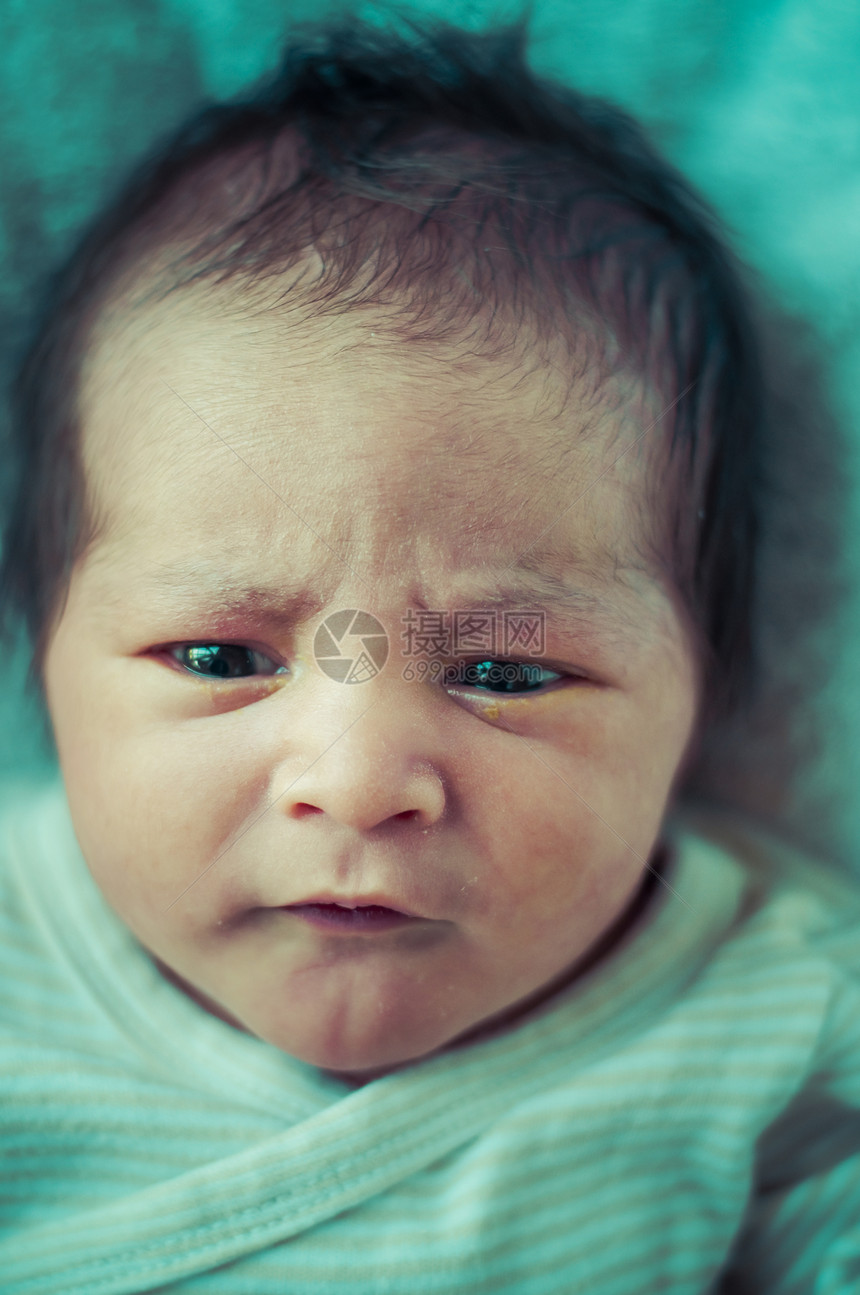 可爱 新生儿安睡 婴儿卷发的相片图片