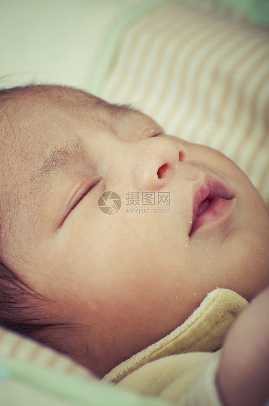 睡觉 新生儿安睡 婴儿被卷起来的图片图片