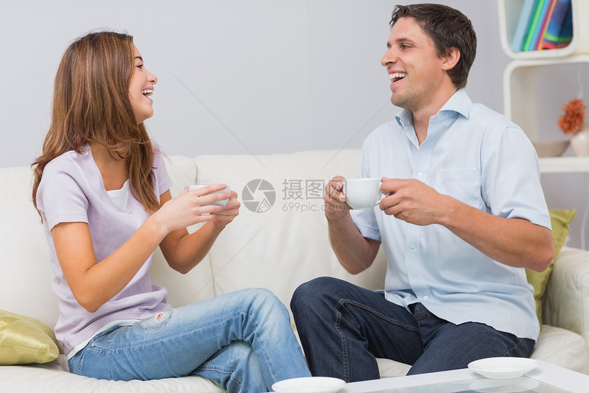 幸福的情侣在家享受茶水图片