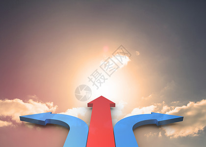 红箭头和蓝色弯曲箭头指向天空背景图片