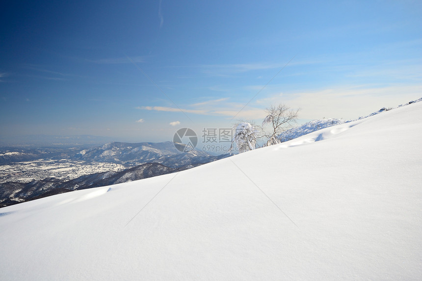 白滑雪斜坡运动山峰季节全景勘探阳光天空蓝色风景山脉图片