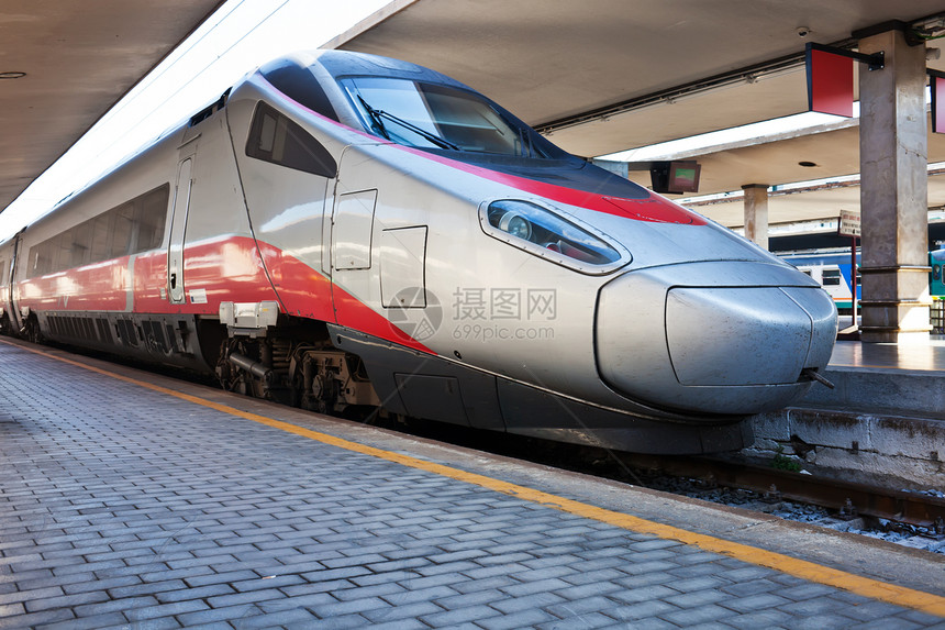 现代火车运动过境速度车辆旅行民众商业技术平台铁轨图片