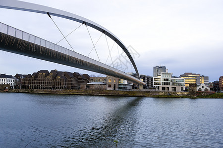 蔡家大桥荷兰马斯特里赫特Maas河上的大桥天空旅游地方圆顶城市反射旅行房子建筑学行人背景