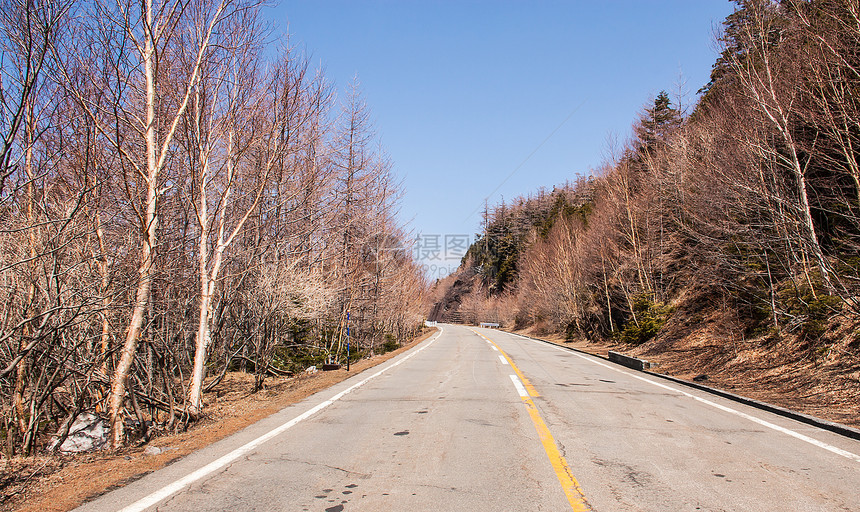 通往山的路线草地天空场地爬坡车道蓝色自由风景速度赛道图片