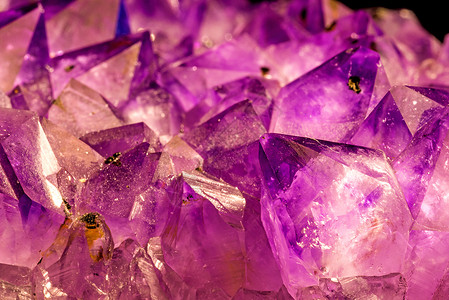 紫水晶康复矿物石英反射宝石珠宝石头装饰品服装紫丁香高清图片