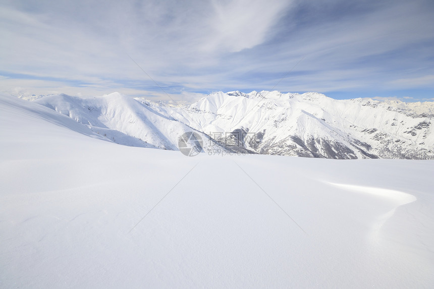 白滑雪斜坡天空季节风景勘探运动冰川全景山峰山脉阳光图片