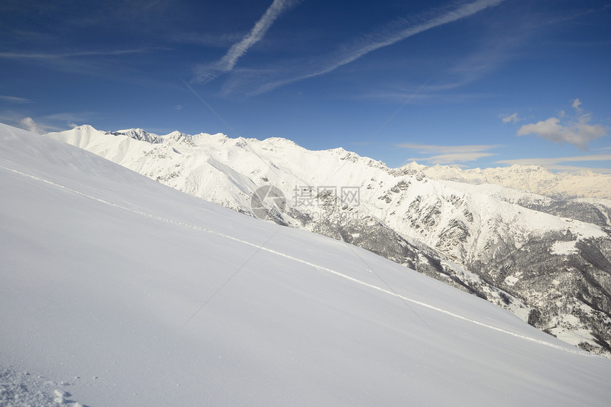 白滑雪斜坡风景山峰季节山脉全景天空冰川阳光勘探运动图片