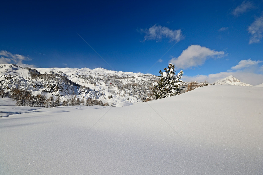 意大利阿尔卑斯山的冬季风景荒野滑雪冰川季节危险勘探山峰小屋冒险全景图片