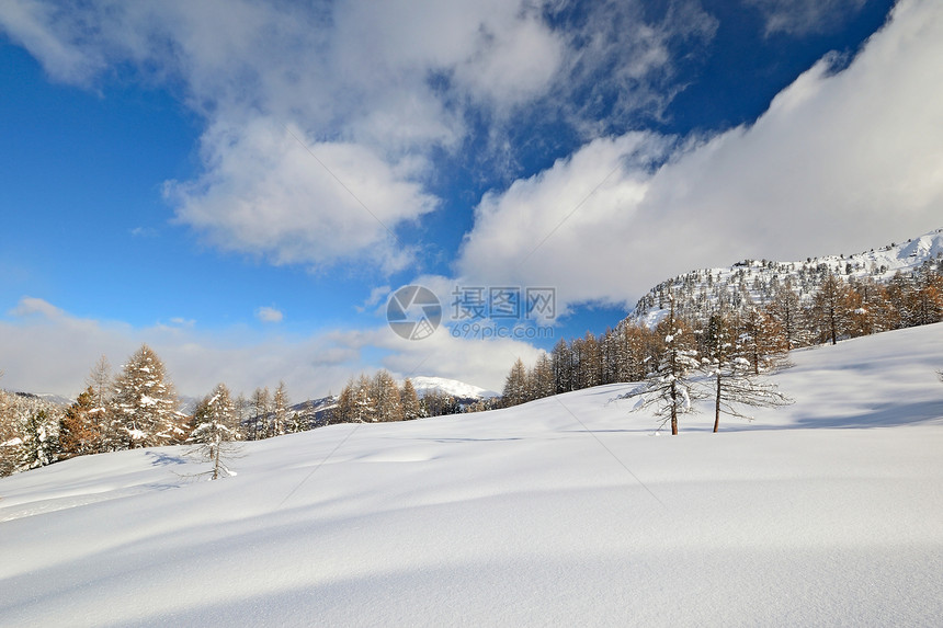 意大利阿尔卑斯山的冬季风景寂寞荒野粉雪冒险滑雪小屋季节勘探自由全景图片