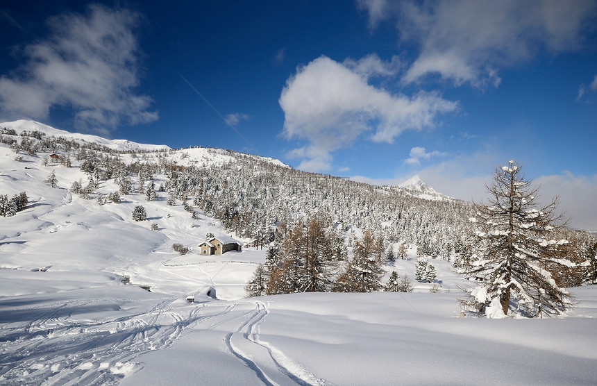 意大利阿尔卑斯山的冬季风景滑雪危险雪堆自由全景山峰荒野冒险小屋冰川图片