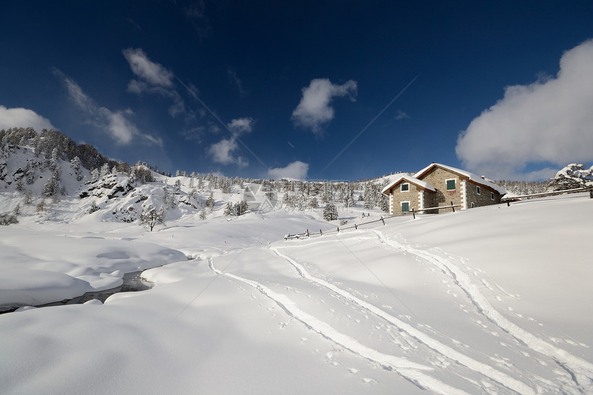 意大利阿尔卑斯山的冬季风景滑雪自由雪堆山峰季节危险粉雪寂寞小屋冰川图片