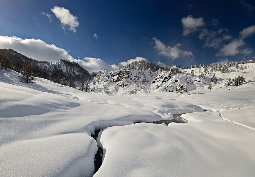 意大利阿尔卑斯山的冬季风景季节全景寂寞滑雪小屋自由冒险粉雪山峰危险图片