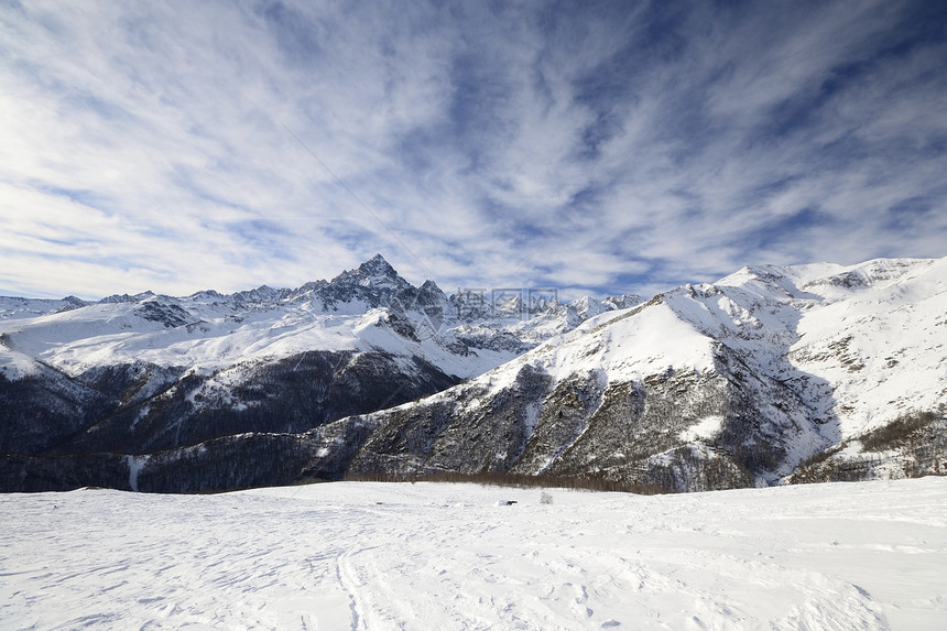 维索山的冬季风景地区寂寞岩石山峰冰川全景荒野山脉滑雪冒险图片