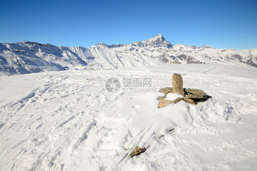 意大利冬季的西阿尔卑斯山山峰山脉荒野蓝色地区季节冰川地形极端天空图片