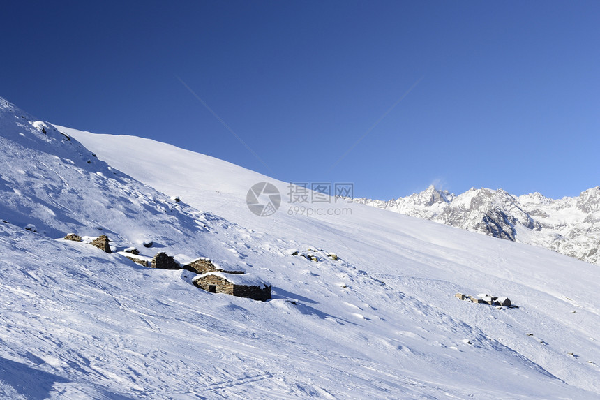 景色寒冬的旧草棚蓝色阳光自由山峰天空寂寞田园风景勘探雪鞋图片