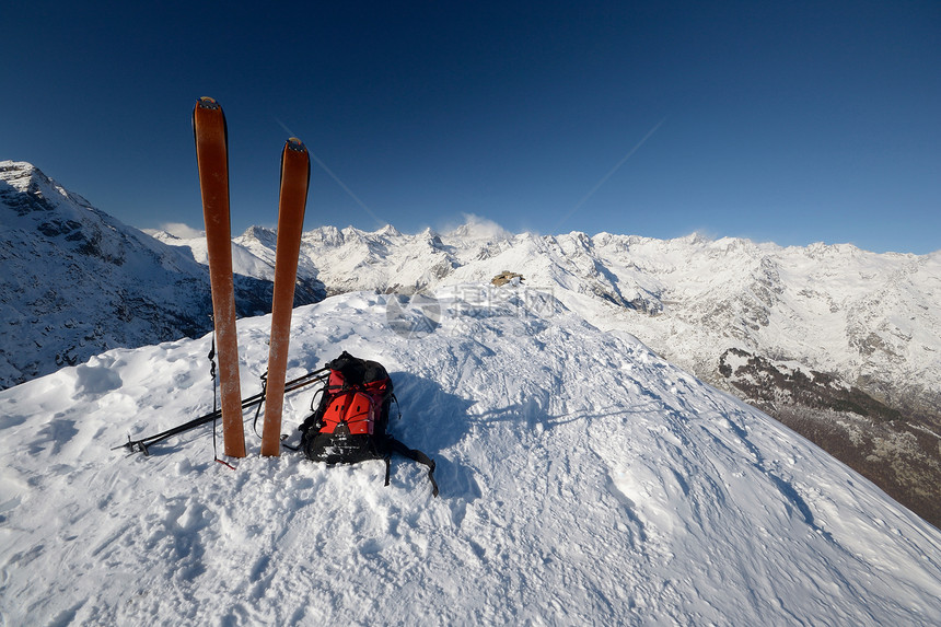 滑雪旅游设备和雪崩安全工具寂寞救援背包自由勘探风景冰川蓝色冒险活动图片