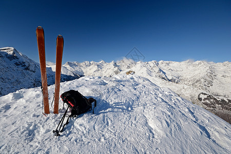 滑雪旅游设备和雪崩安全工具器材天空运动自由收发器救援活动蓝色寂寞风景背景