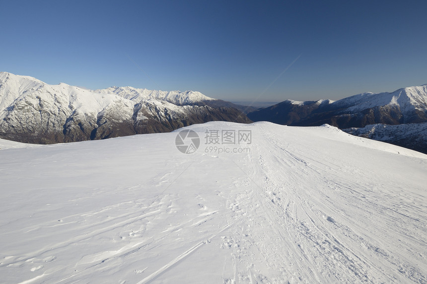 后国家滑雪勘探粉雪场景活动天空运动雪鞋寂寞季节蓝色全景图片