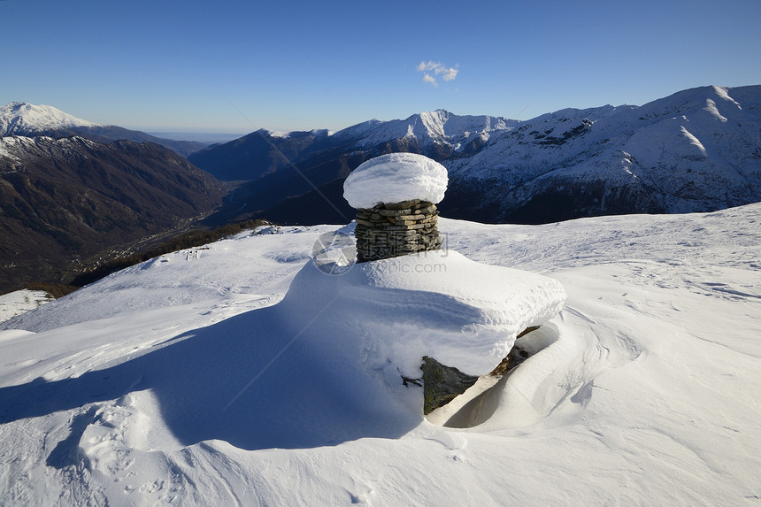 景色寒冬的旧草棚冰川粉雪活动溪流小屋冒险勘探寂寞山峰雪鞋图片