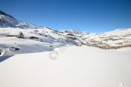 冬天静静的高山景象季节冒险冰川小屋风景山峰全景自由山脉蓝色背景图片