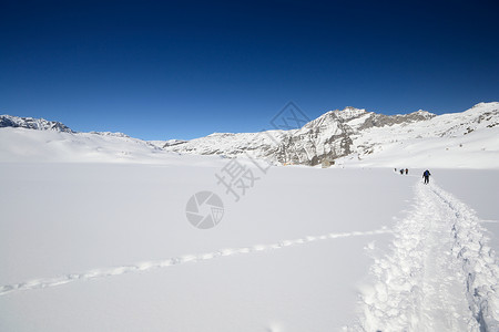 冬季登山成就运动勘探活动远足荒野冒险季节粉雪山脉背景图片