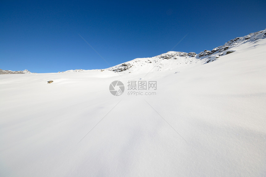 冬天静静的高山景象勘探山脉冒险山峰阳光小屋冰川自由全景蓝色图片