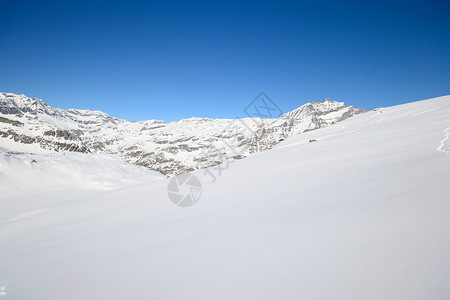 冬天静静的高山景象冒险蓝色天空山峰阳光小屋自由山脉风景季节背景图片