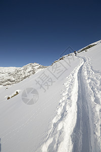 冬季登山季节勘探愿望雪鞋成就山脉天空远足自由冒险背景图片