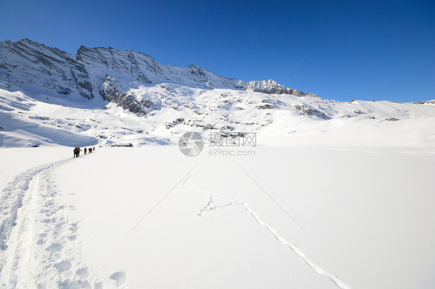 冬季登山运动冒险远足大天堂滑雪荒野山脉活动勘探雪鞋图片