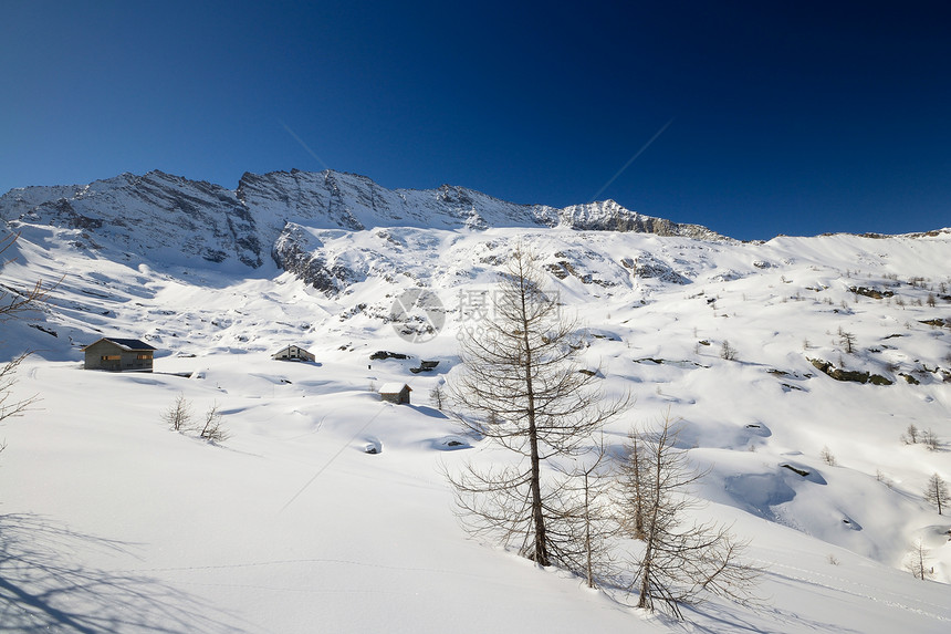 冬天静静的高山景象山峰风景全景天空勘探小屋大天堂冰川季节粉雪图片