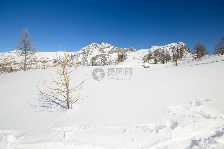 冬天静静的高山景象阳光小屋天空粉雪山峰大天堂冒险风景全景冰川图片