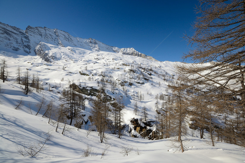 冬天静静的高山景象阳光冰川全景粉雪蓝色天空山峰小屋冒险自由图片