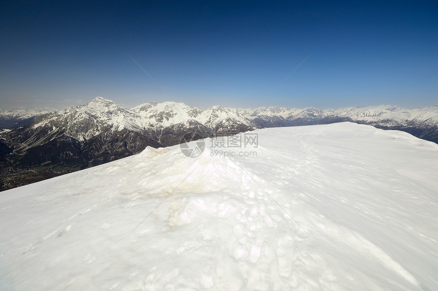 阿尔卑山滑坡冰川偏光片粉雪风景天空滑雪勘探全景山峰运动图片