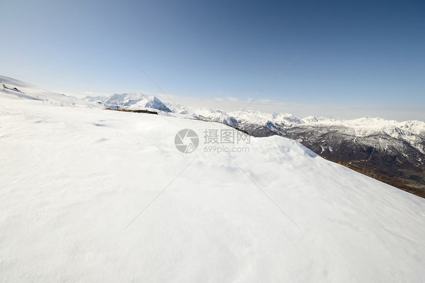 阿尔卑山滑坡胜地粉雪阳光山峰山脉勘探全景天空运动风景图片