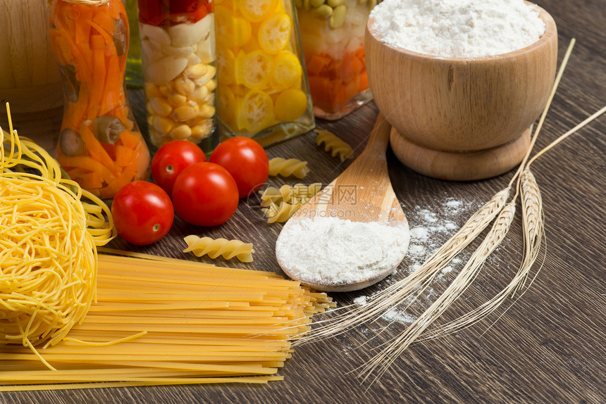 汤匙上的意大利面 西红柿和面粉叶子厨房午餐美食肩膀耳朵饮食食物烹饪盘子图片
