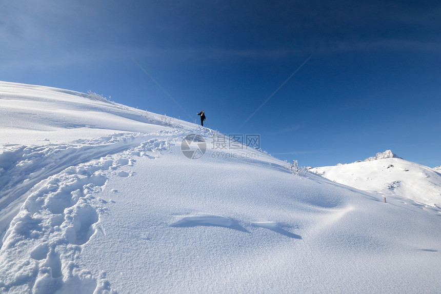 技术熟练冰川活动勘探天空雪鞋自由山峰远足粉雪山脉图片